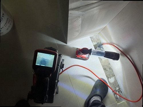 금천구 하수구막힘 배수구 주변 상태와 물 빠짐을 확인하는 모습