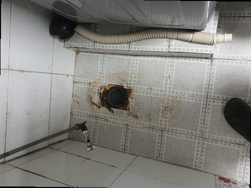 금천구 하수구막힘 배수구 내부 구조와 이물질 퇴적 위치를 설명하는 안내 이미지